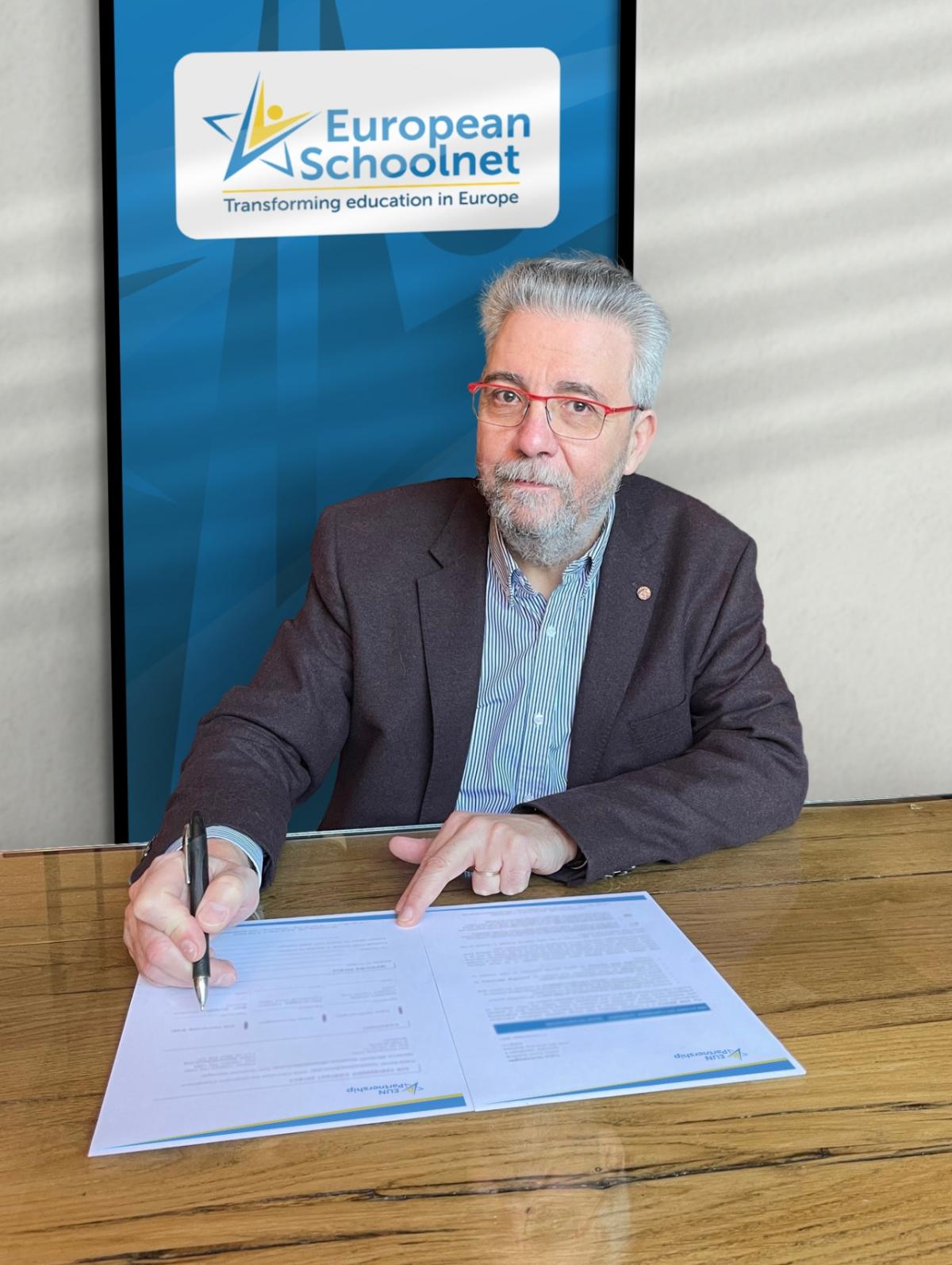 Marc Durando, executive director, European Schoolnet, signs STEM Alliance conract