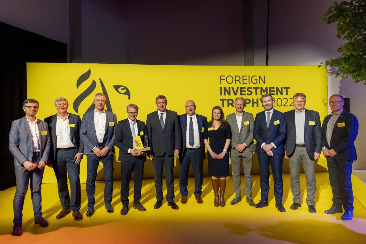 CNH Industrial receives 2022 Flanders’ Lifetime Achievement Trophy Group of people on stage accepting an award