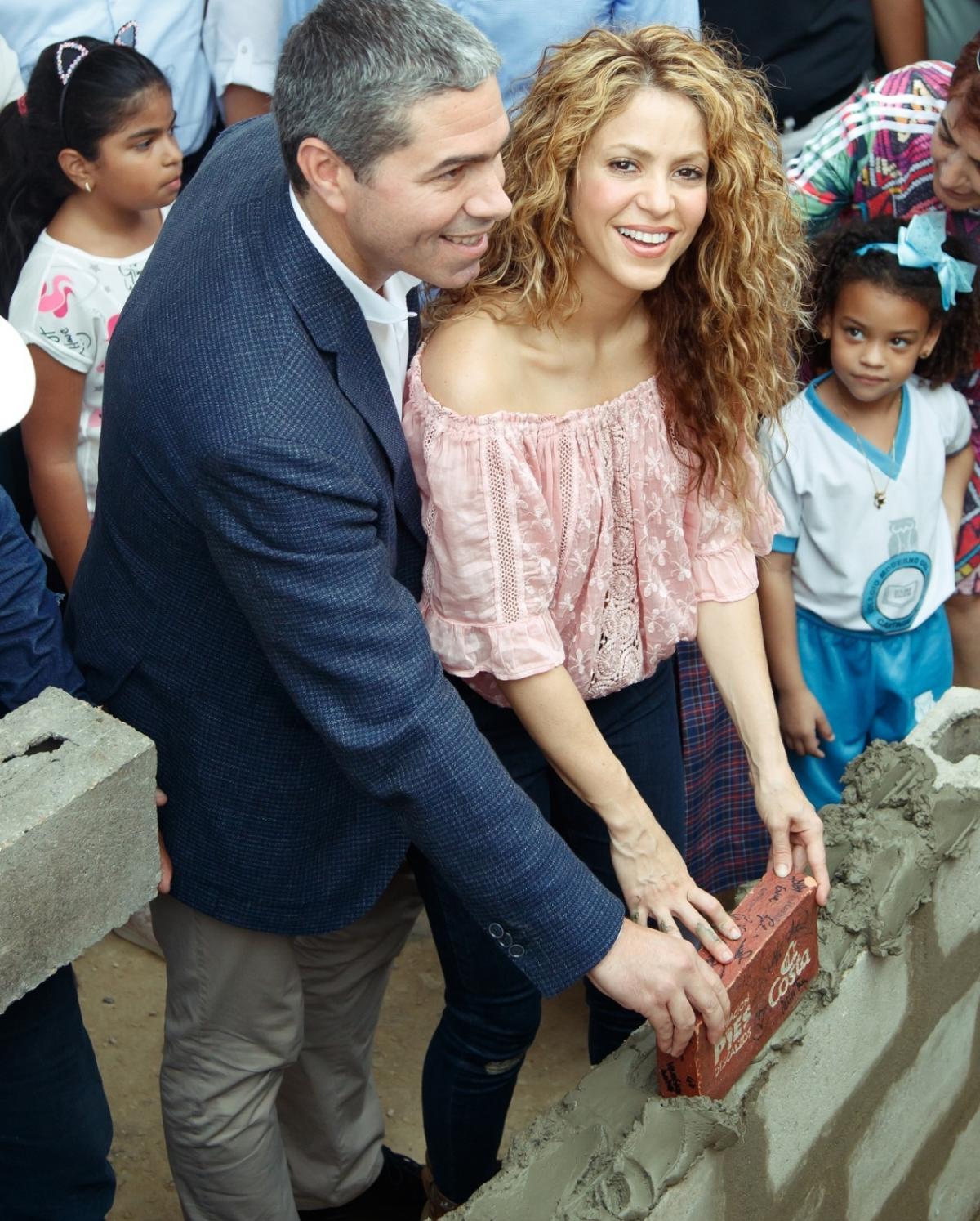 Shakira & Dario Rustico, General Manager Sales & Marketing South America at Costa Cruises, laying the "brick of happiness" of the new school.