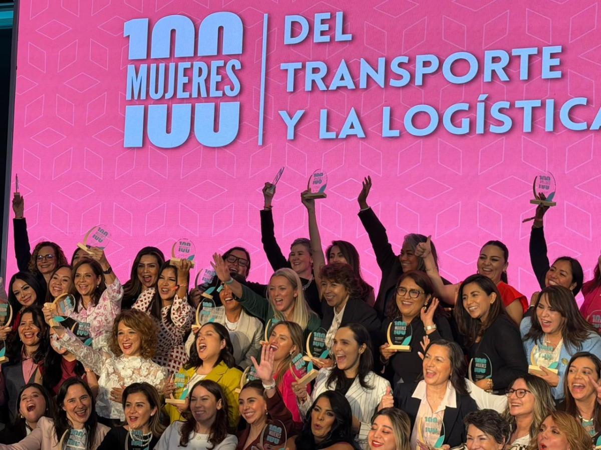 Recipients of T21's 100 Women in Transportation and Logistics 2026 recognition gather on stage holding their awards during the ceremony in Mexico City.