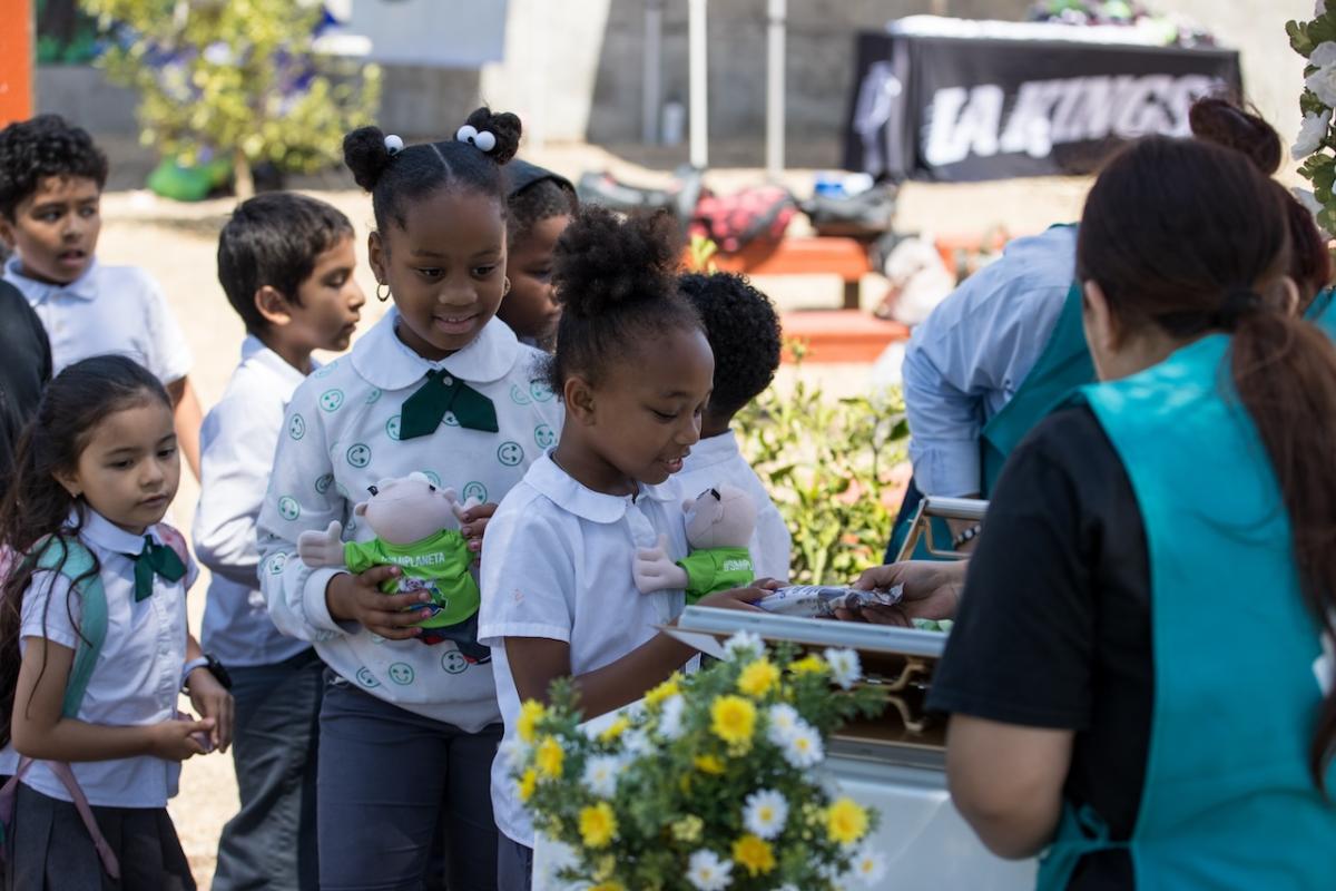 Farmacias Similares provided ice cream to the students during the gardening activity.