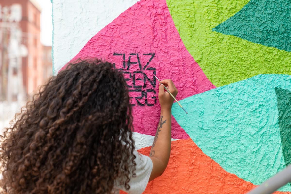 Jaz Erenberg creating a painting.