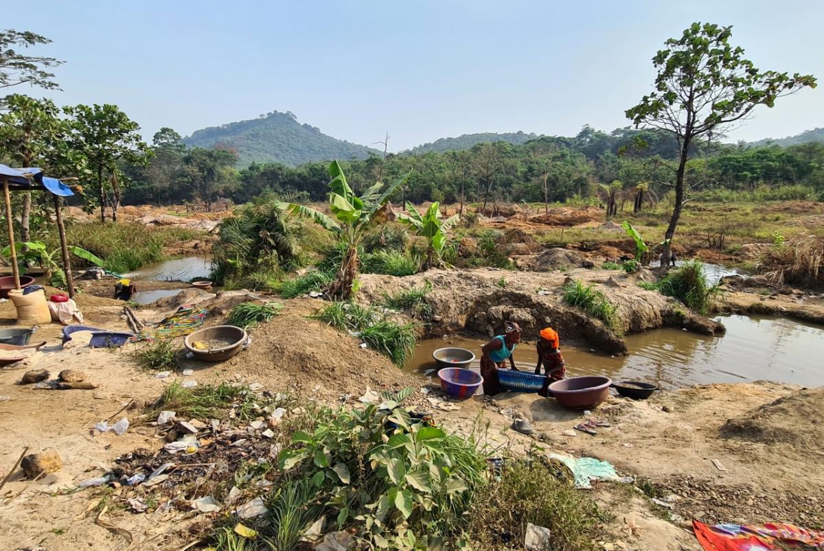 Gold panning in Bolaneh. Credit: Jorden de Haan/Pact. Two people pan for gold outside in Bolaneh, Sierra Leone