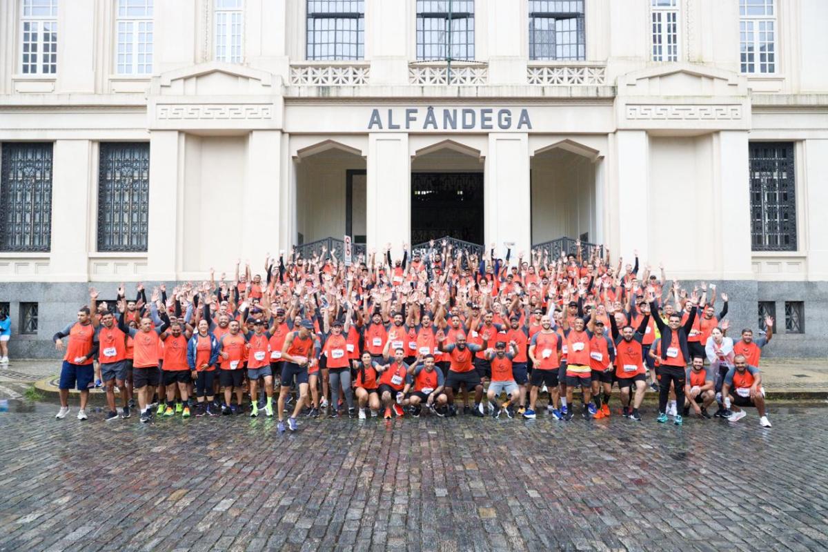 DP World employees pose in front of the historic Alfândega building before participating in the 10KM Tribuna FM Race in Santos, Brazil.