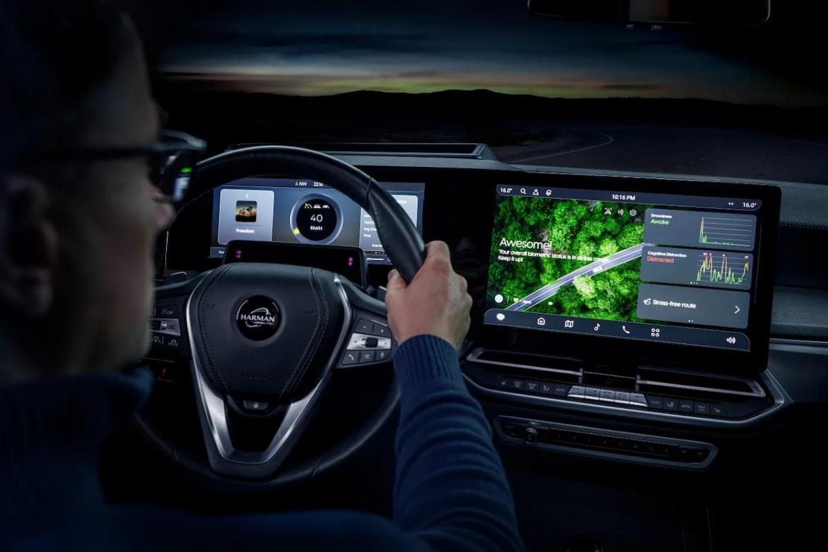 Driver shown viewing a HARMAN TechCrunchheads up display.