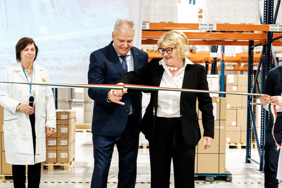 CEO of HARMAN cutting the ribbon in the new factory.
