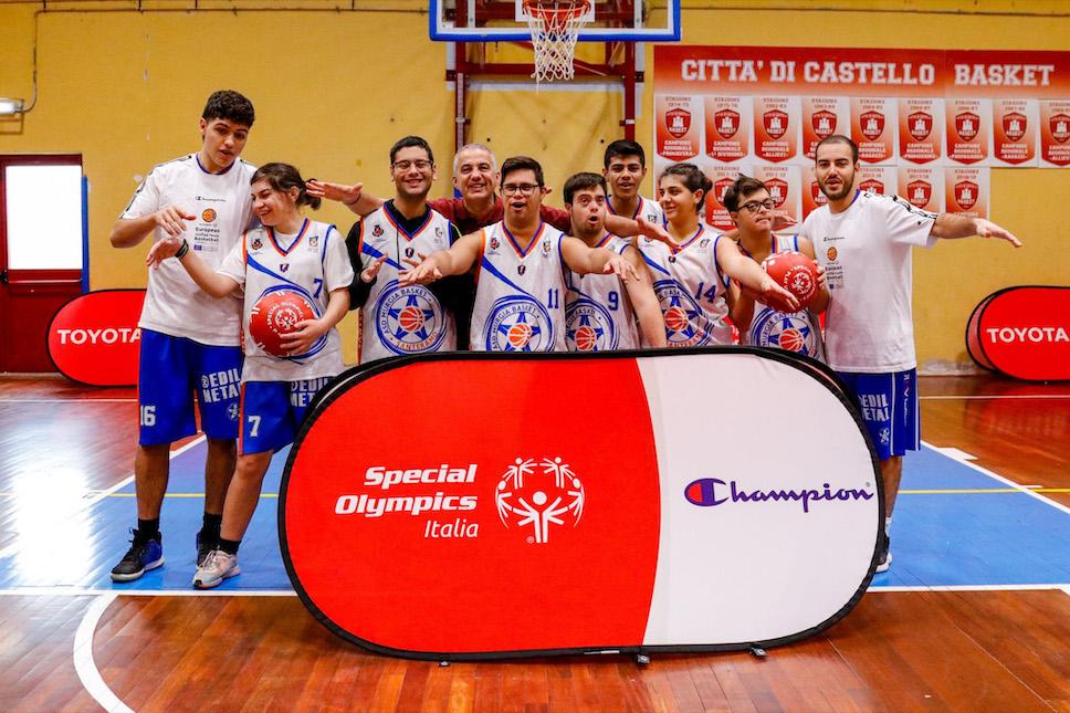 Participants in basketball in the Special Olympics.