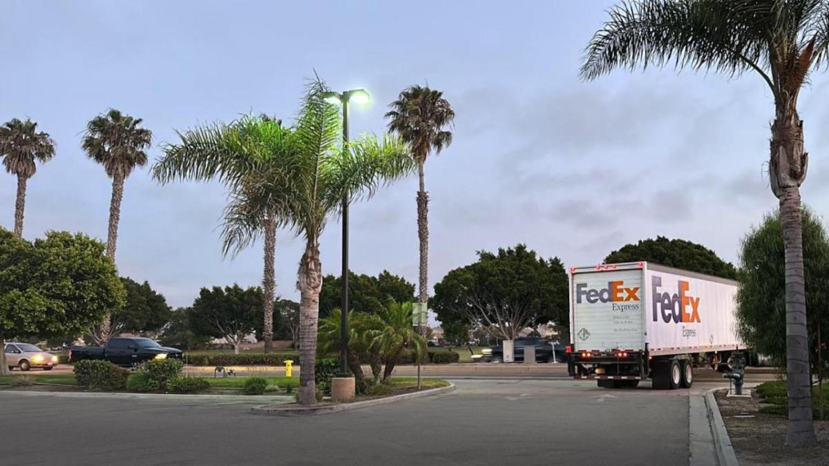 FedEx truck on Maui street