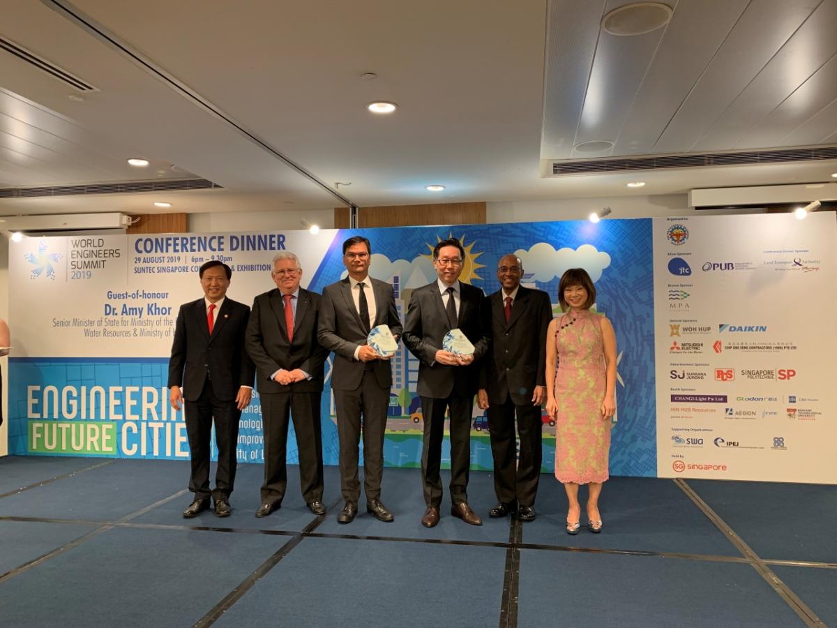 The Black & Veatch + AECOM Joint Venture receiving The Institution of Engineers Singapore Prestigious Engineering Achievement Award at the World Engineers Summit 2019 Conference Dinner in Singapore. Dr Amy Khor, Singapore’s Senior Minister of State for the Environment and Water Resources, was Guest-of-honor at the dinner.