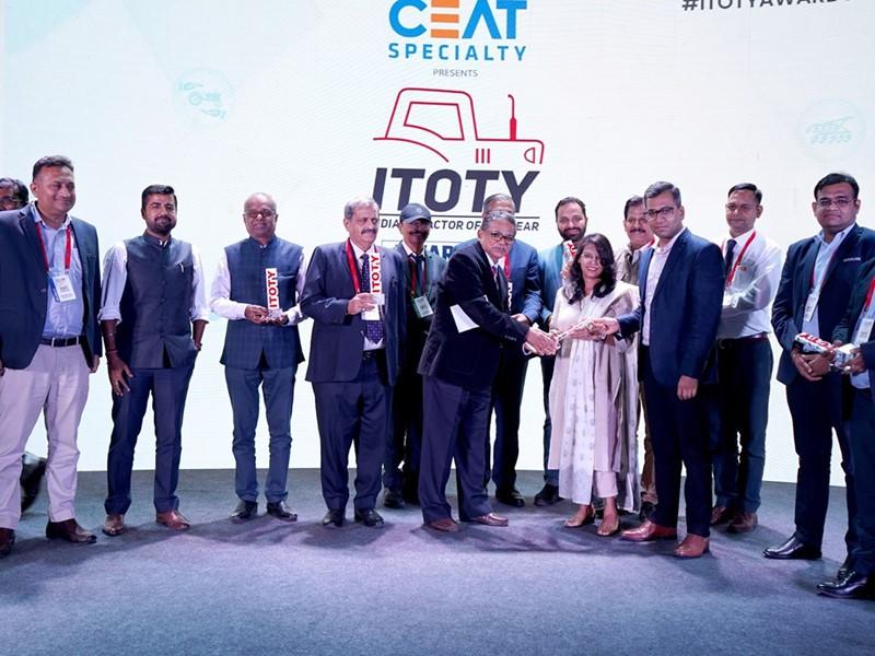 New Holland’s victory at the ITOTY awards reflects New Holland Agriculture and CNH Industrial’s commitment to technological excellence in sustainable agriculture. A group of people on a stage, two accepting an award.