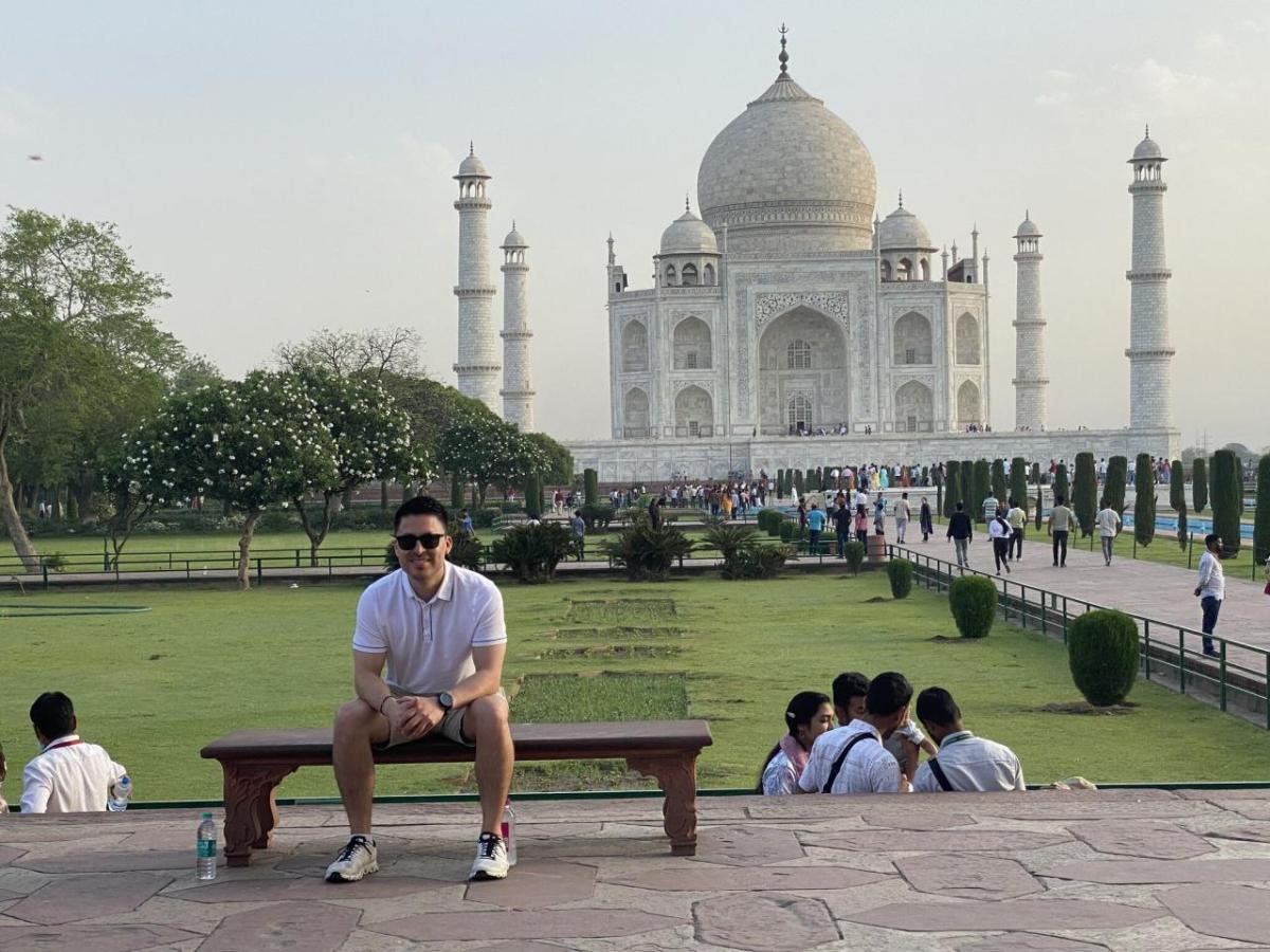 Jorge Alvarez in front of the Taj Mahal.