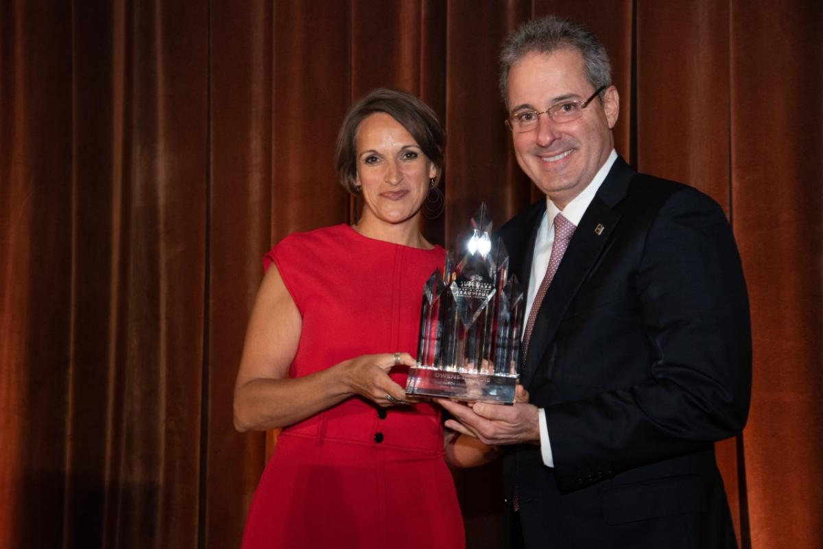 Keurig Dr Pepper Chief Sustainability Officer Monique Oxender, who serves as board chair of Keep America Beautiful, presents the 2018 Vision for America Award to Owens-Illinois CEO Andres Lopez. (Kate Eisemann Pictures)