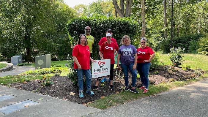 KeyBank volunteers holding a neighbors make the difference sign.