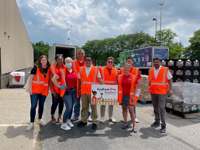 Group photo of KeyBank volunteers.