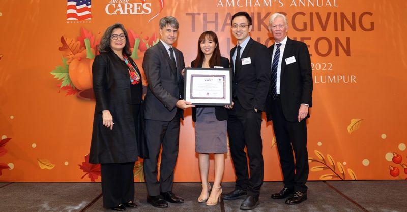 Left to right: Siobhan Das, AMCHAM CEO; Brian McFeeters, U.S. Ambassador to Malaysia; Keysight's Jessica Lim and Jerry Yeoh; and Steven R. Clayton, AMCHAM vice chair. Keysight employees accepting CSR award