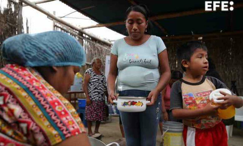 Marina serves five portions of lentils and rice in a tin bowl held by a Peruvian among the millions living in extreme poverty in a country where the El Niño phenomenon has accentuated shortages, especially in the north.