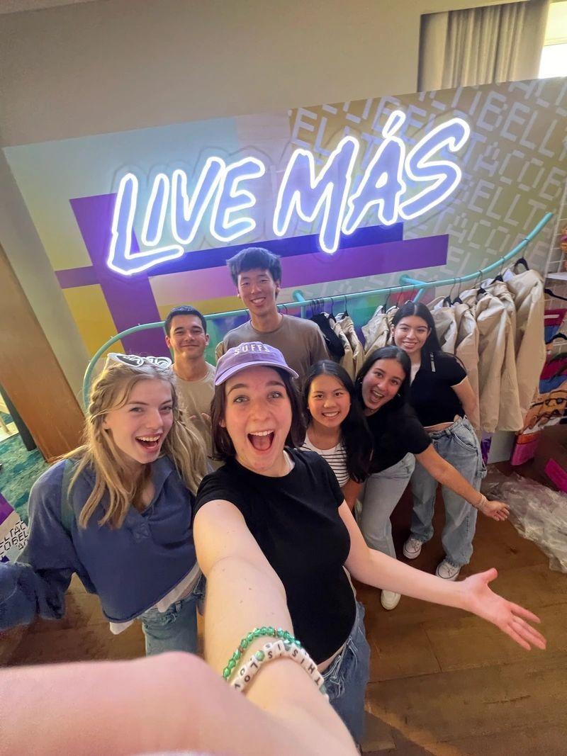 Group of smiling Live Más Scholarship recipients