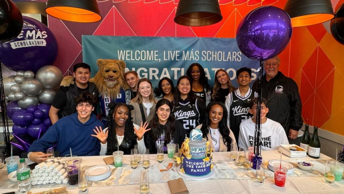 Live Más Scholarship recipients at event