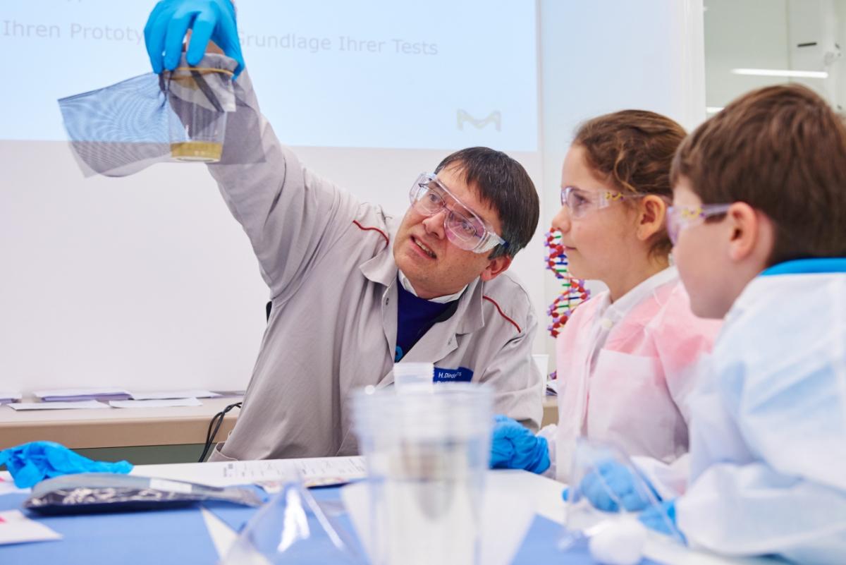 At the Swiss Science Center Technorama, an employee shows science center visitors how to design a water filter as part of the Curiosity Labs™ Water Filtration lesson.