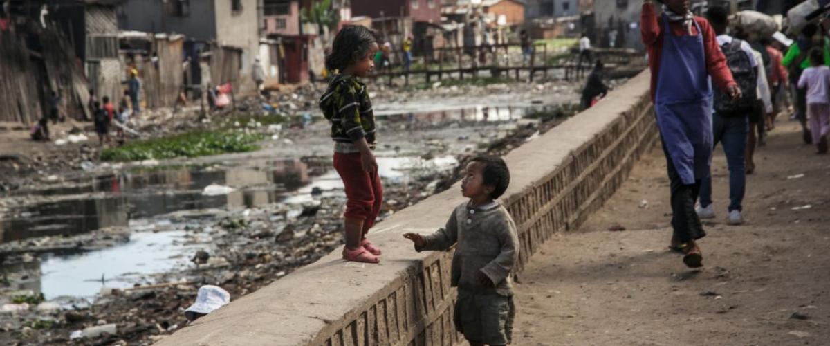 In Madagascar's urban areas, many people face poverty and hunger. / Photo by Rijasolo " "
