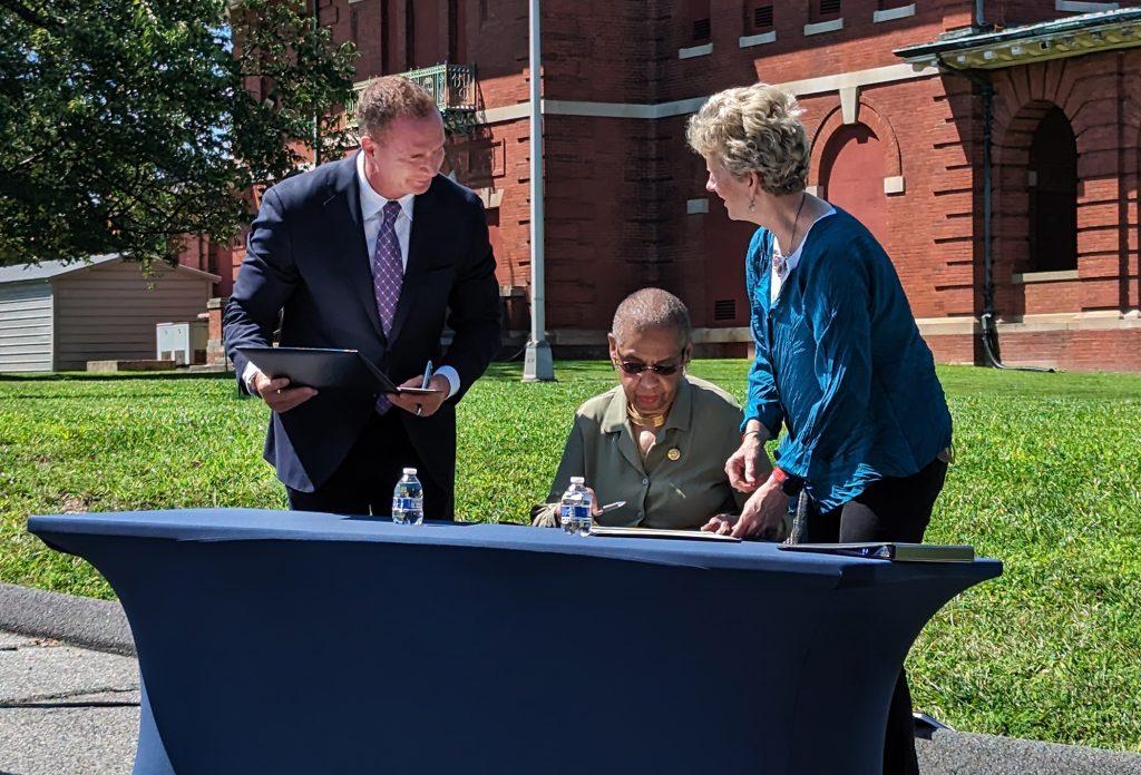 signing the MOU