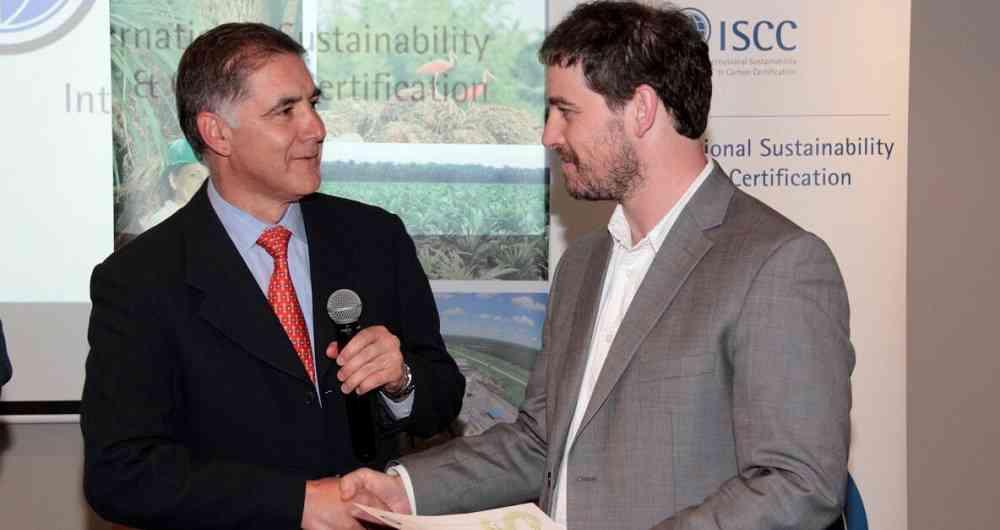 Matthew Rudolf, Biofuels Program Manager of SCS Global Services (right) delivers ISCC certification to Juan Miguel Jaramillo, General Manager of Manuelita Aceites y Energia (left) on Tuesday, March 6 in Bogotá, Colombia.