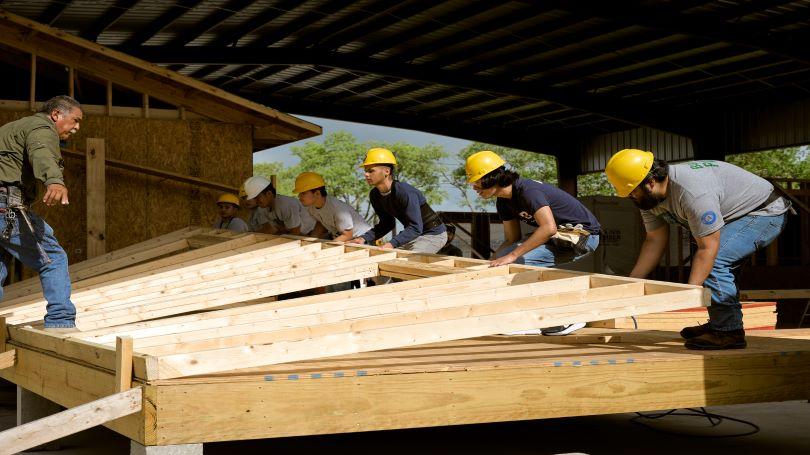 Construction workers build a MiCASiTA home. 