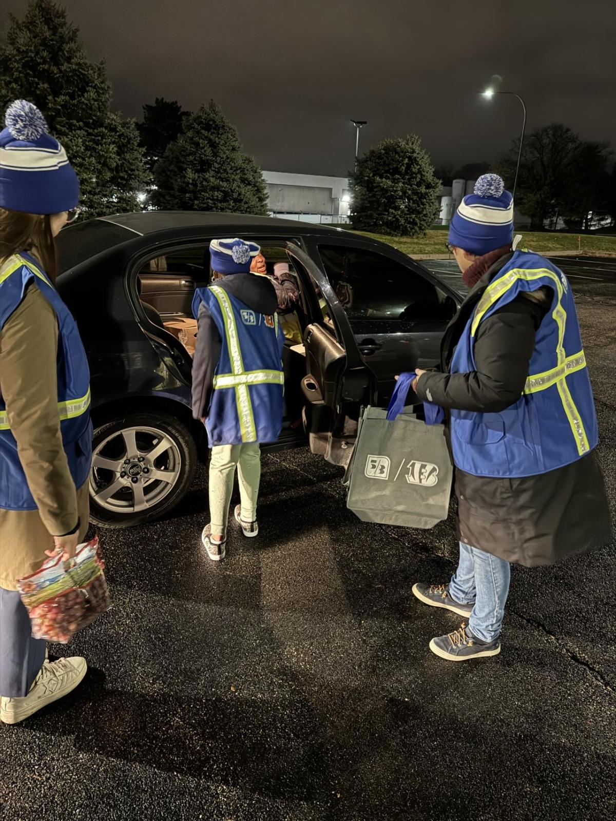 Volunteers give food