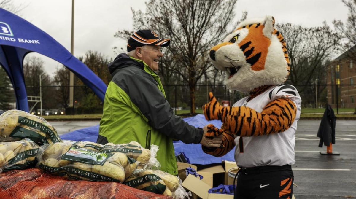 Mascot meets a volunteer