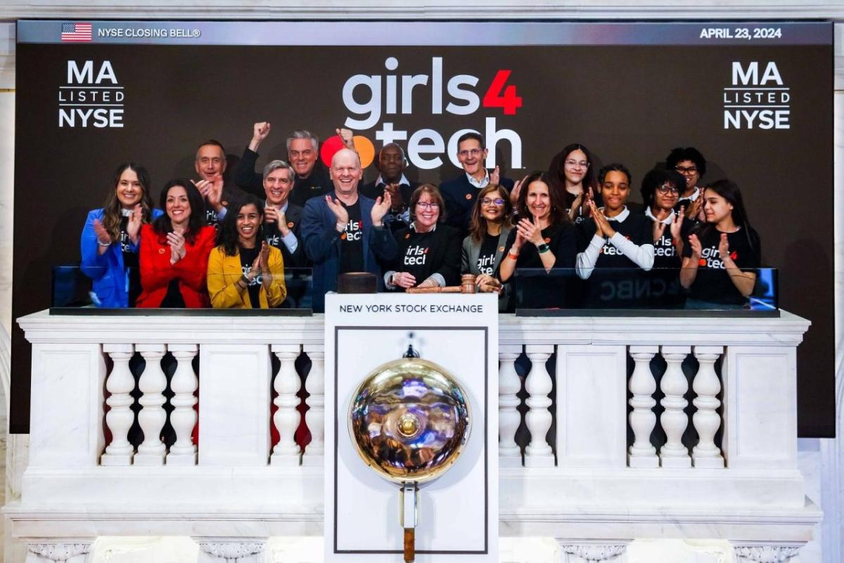 A group of people in the New York Stock Exchange podium to ring the closing bell.