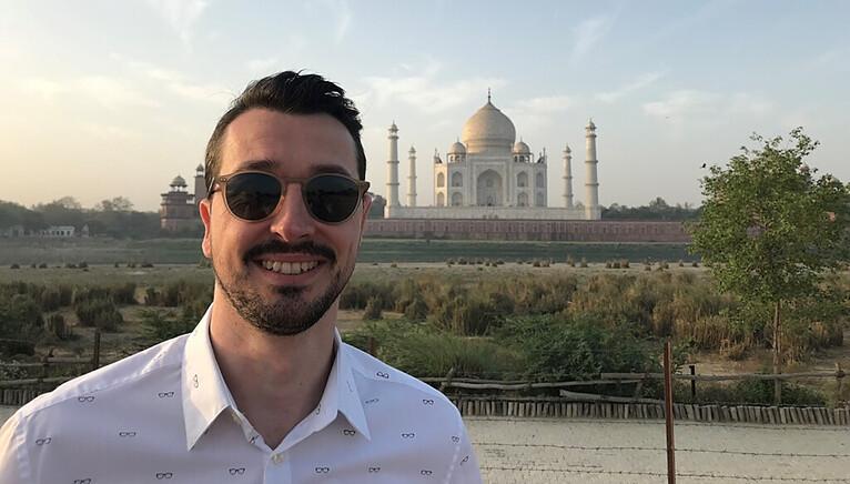 Nico Tahon smiling, the Taj Mahal in the distance.