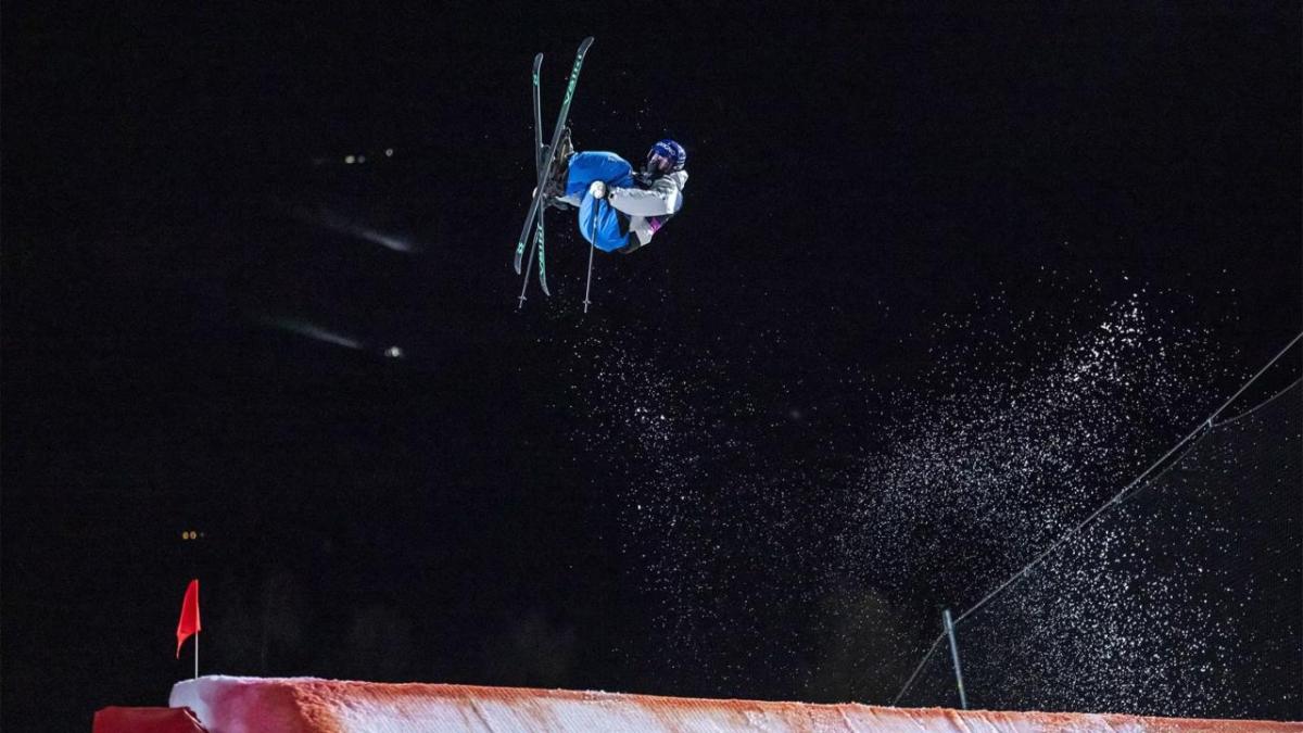 Atlete skiing