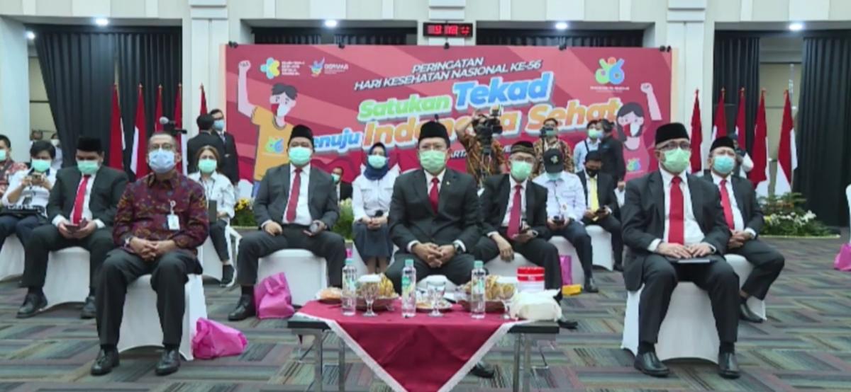 Representatives from the Indonesia Department of Health, including the country’s Minister of Health Dr. Terawan Agus Putranto (middle front row), attend a ceremony where PT Freeport Indonesia received an award for its COVID-19 mitigation work in Mimika.