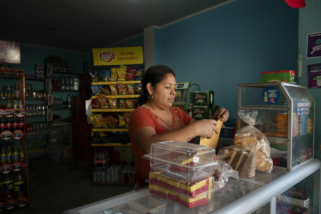 Lizbeth Norma Alejandro Gómez, owner of 2 convenience stores in Lima, Perú women at cash register
