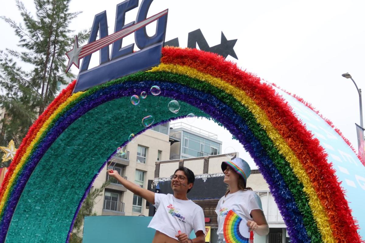 AEG employees passed out bubble wands, hats, and fans to spectators along the parade route.