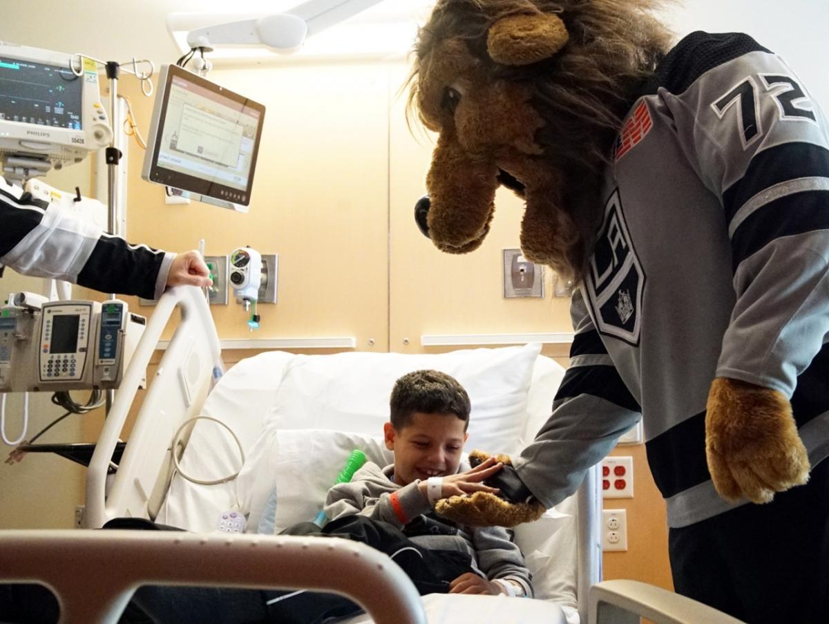 LA Kings Deliver “Tricks and Treats” to Patients at Chil