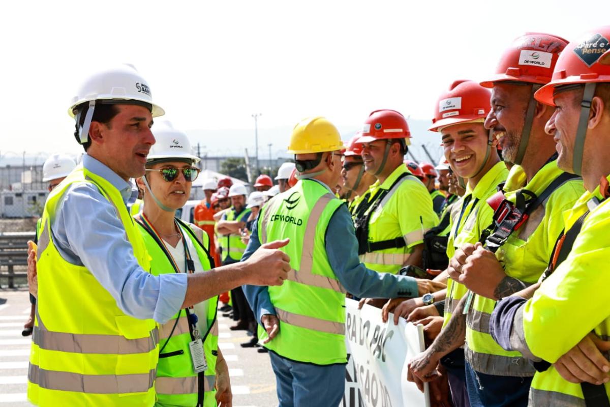Minister Filho meeting with DP World employees at the Port of Santos expansion ceremony. " "