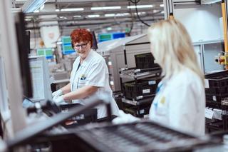 Two female HARMAN technicians working in a lab.