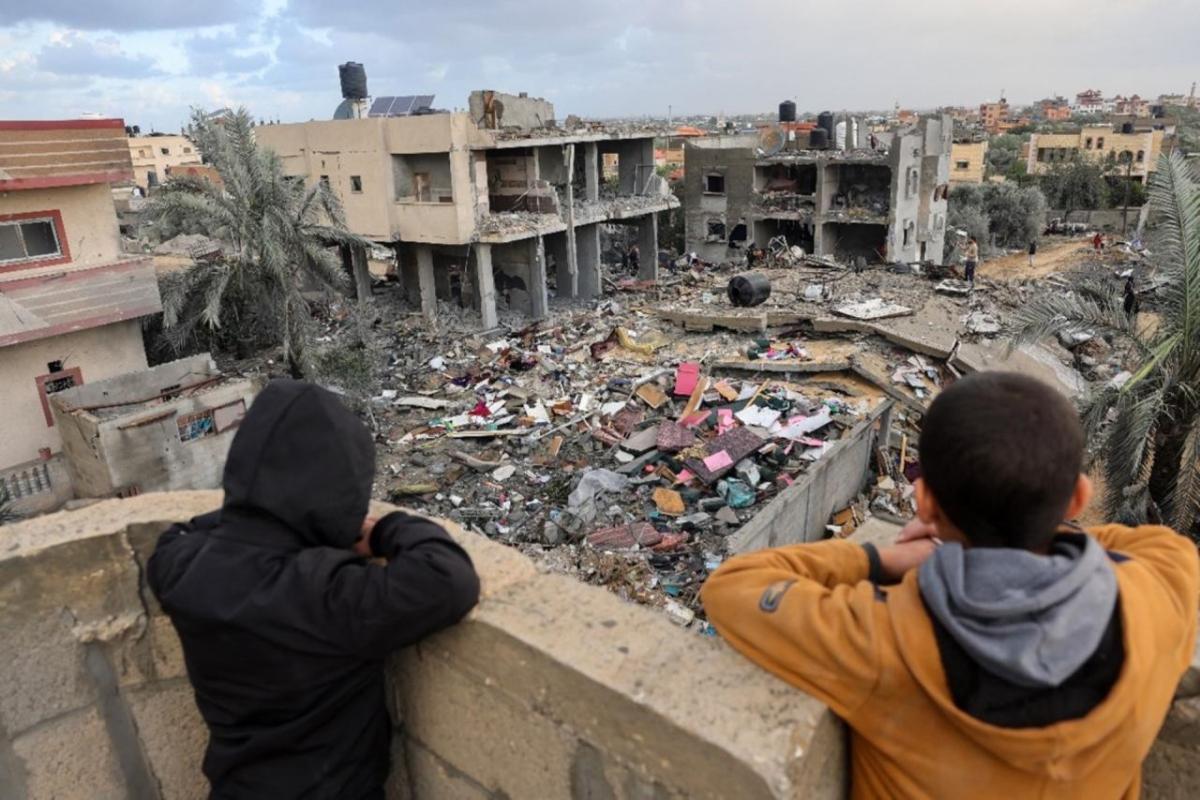 Palestinian children look at the rubble of a building destroyed during Israeli attacks in Rafah, southern Gaza Strip, last November © Mohammed Abed / AFP