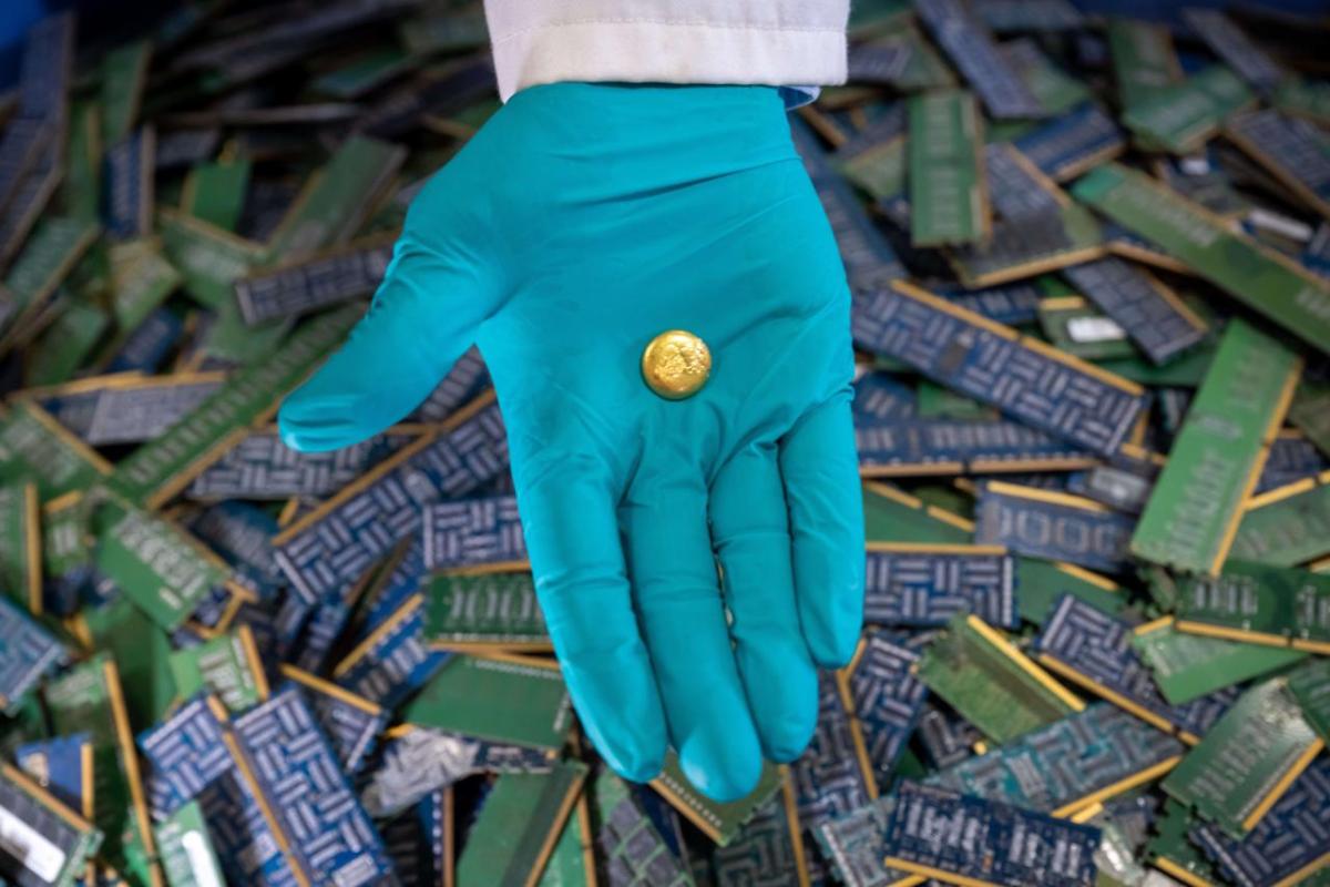 Rockwell’s PlantPAx DCS is proving pivotal to the scaling and eventual commercial viability of a new E-Waste precious-metal-recovery technology at The Royal Mint. This photo of recovered e-waste gold is courtesy of The Royal Mint. A person wearing gloves with a piece of recovered e-waste gold in the palm of their hand