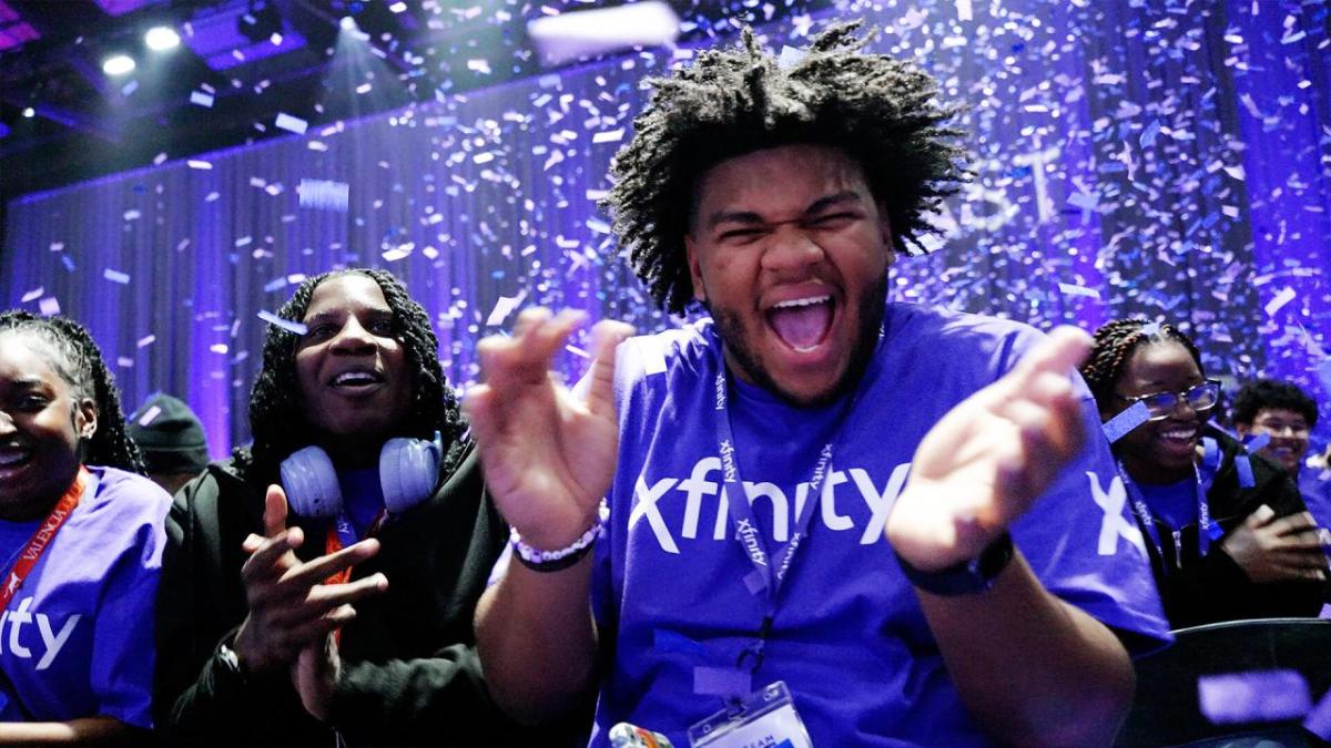 Smiling and clapping students
