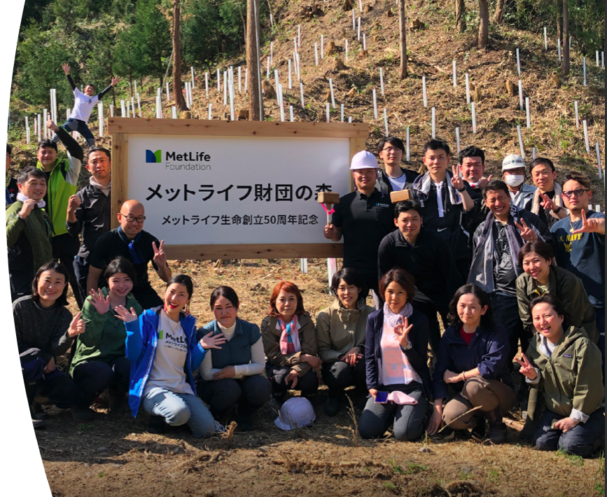 MetLife Japan colleagues planted 1,000 trees to help establish MetLife Foundation Forest in Miyahi prefecture.