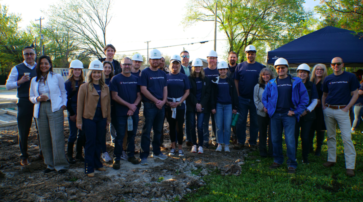 Texas Capital employee volunteers