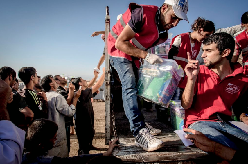 Carter/Mercy Corps – Distribution of hygiene kits in Newroz Camp, Northeastern Syria. 2014