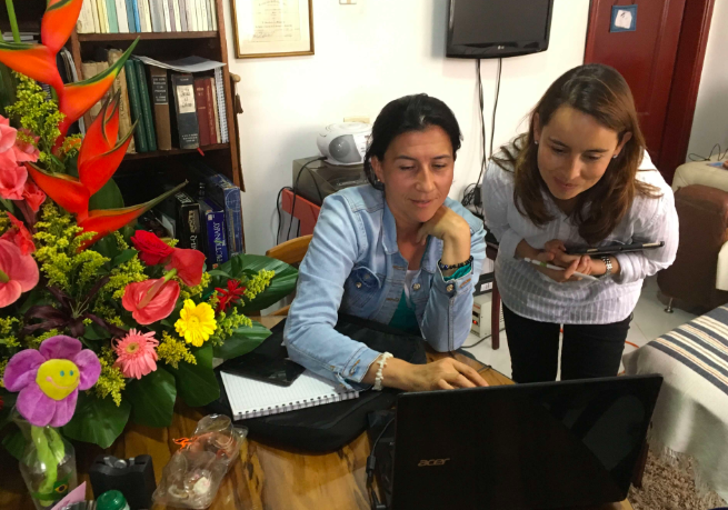 Sandra Taborda shows Accion's Liza Guzman how Ovante helps her maximize scale and profit for her business.