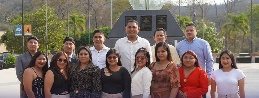 A group of young men and women pose outdoors for a group photo after completing DP World’s Comienza con Nosotros technical training program.