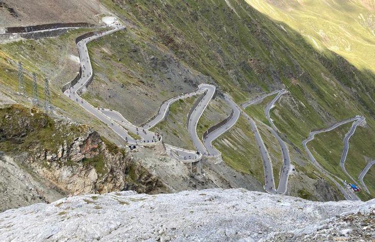Illumina’s dedicated volunteers climbed 1533 meters (5029 feet) to the summit of the Passo dello Stelvio. The pass is known for its 21.1-kilometer (13.1 mile) length, steep inclines, and high altitude.