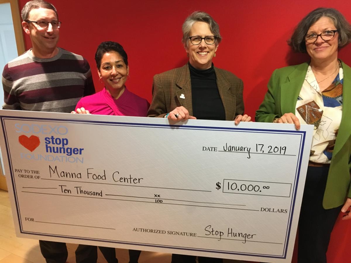 Sodexo Foundation board members present a $10,000 donation to support Manna Food Center’s initiatives to provide food to Montgomery County residents impacted by the Federal Government Shutdown. (L to R: Robert Stern Director, Sodexo Stop Hunger Foundation; Gerri Mason Hall President, Sodexo Stop Hunger Foundation SVP & Chief Human Resources Officer, Sodexo North America; Jackie DeCarlo Chief Executive Officer, Manna Food Center; Pascale Brady Director, Sodexo Stop Hunger Foundation)