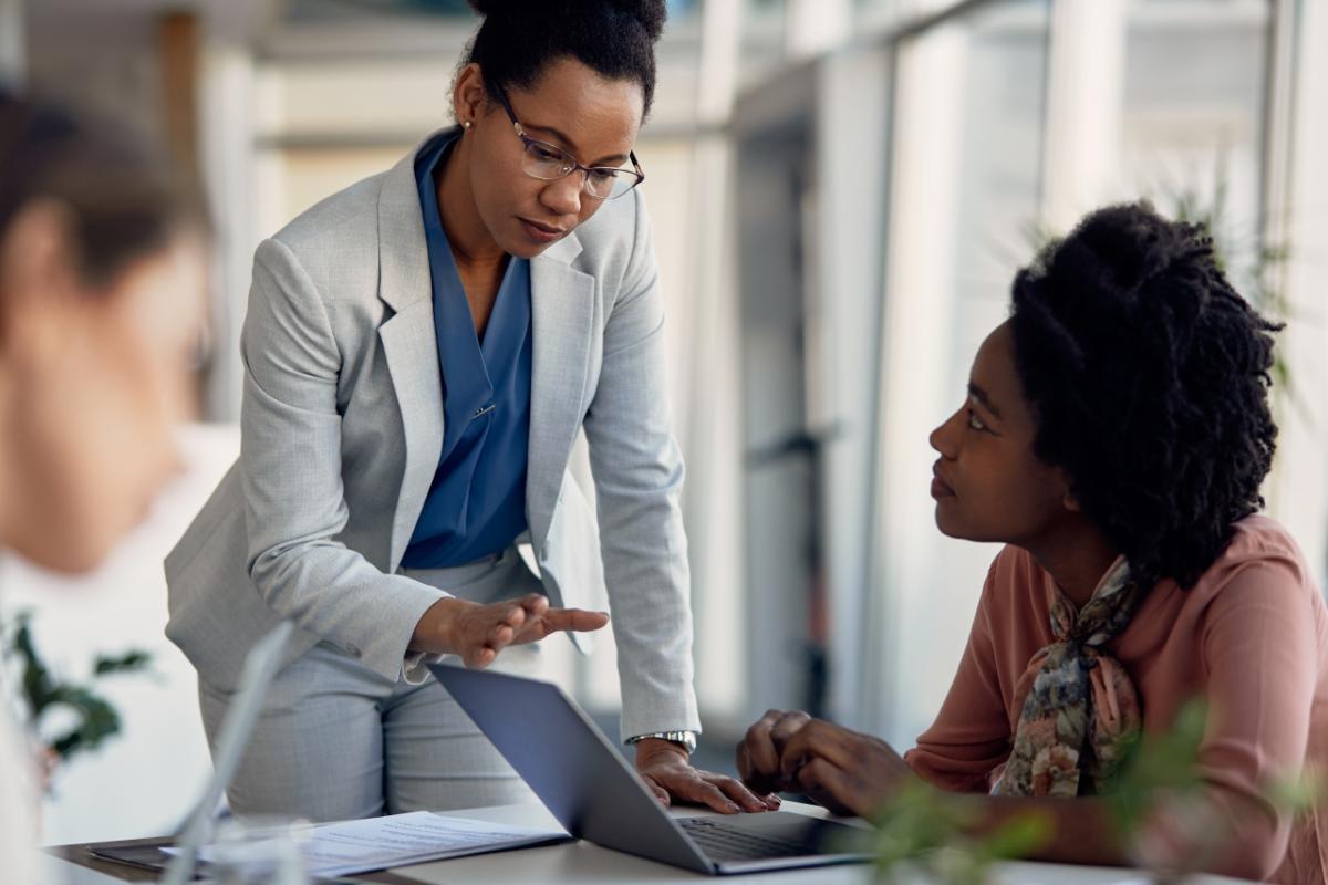 Woman mentoring another women 