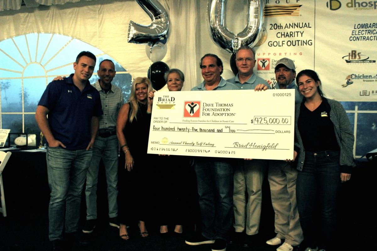 From left to right: Jason Honigfeld and Chuck Pagnotta; Alison Fournier and Rita Soronen (The Dave Thomas Foundation for Adoption); Brad Honigfeld, Dave Cahill, Rick Barbrick and Jordyn Honigfeld from The Briad Group at the organization’s 20th Annual Charity Golf Outing.